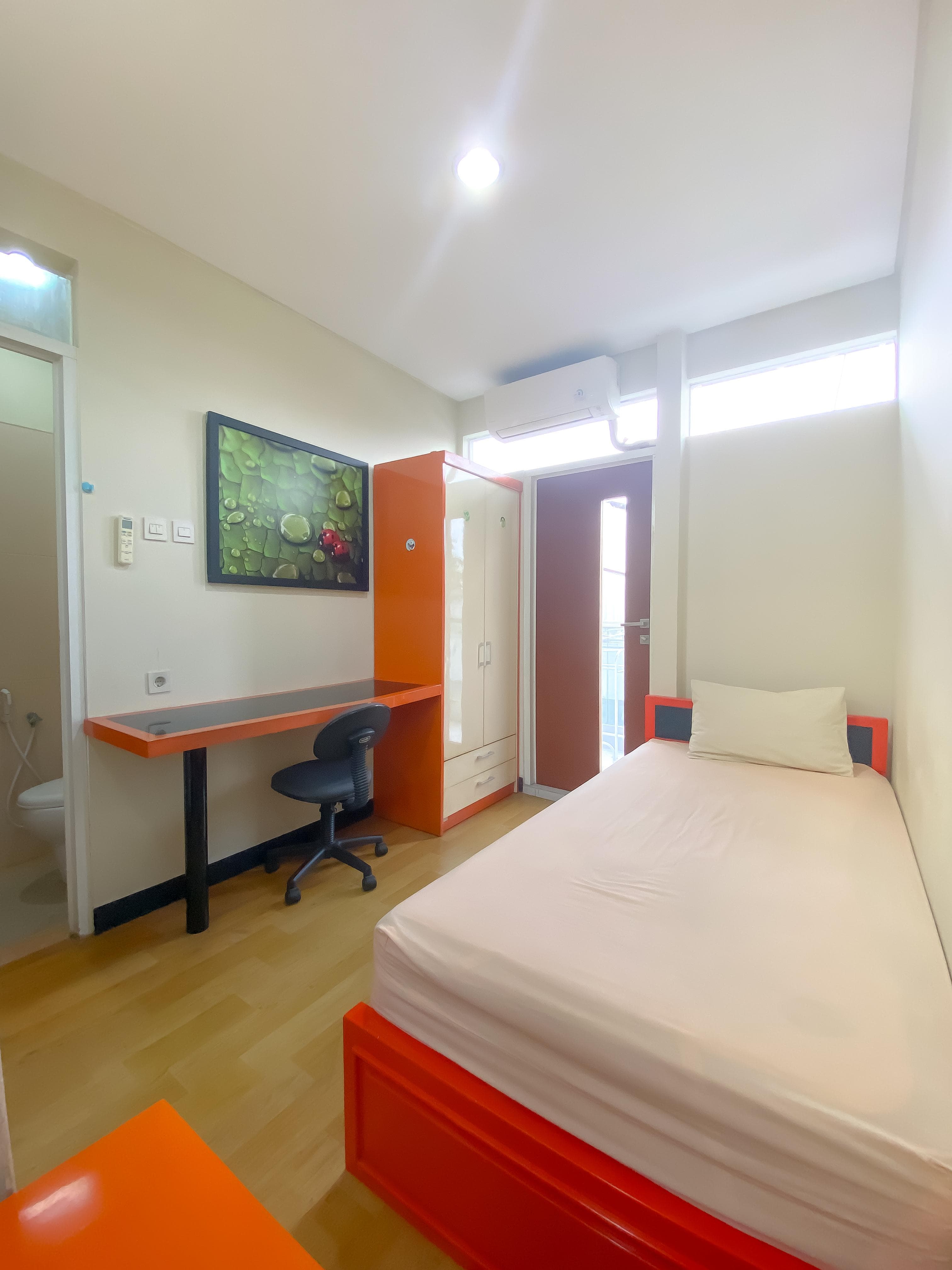 Foto Kamar AC Unihouse Salatiga